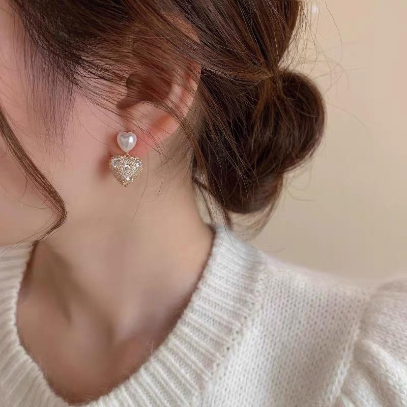 Sparkling love zircon mosquito coil disc ear clips niche design light luxury pearl earrings fringed earrings without earholes 14k
Sparkling love zircon mosquito coil disc ear clips niche design light luxury pearl earrings fringed earrings without earholes 14k