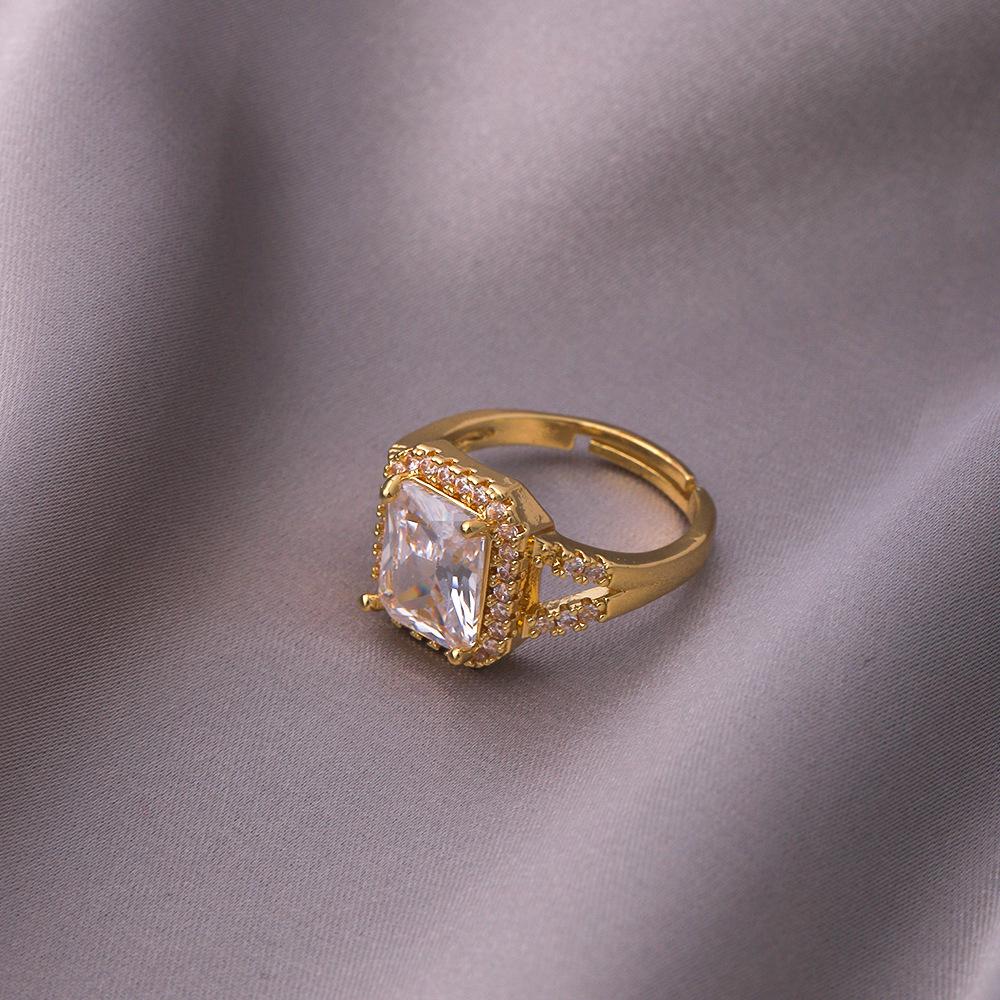 Европейское и американское высококлассное регулируемое квадратное кольцо с цирконом
Европейское и американское высококлассное регулируемое квадратное кольцо с цирконом