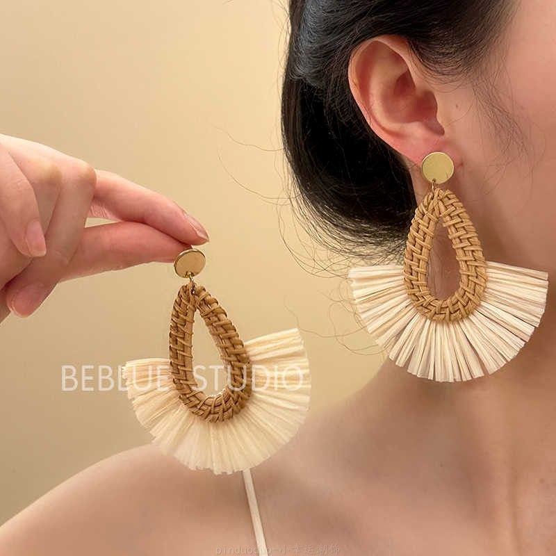 Vacation style woven fan earrings female bohemian seaside stud earrings dopamine suitable for summer ear accessories
Vacation style woven fan earrings female bohemian seaside stud earrings dopamine suitable for summer ear accessories