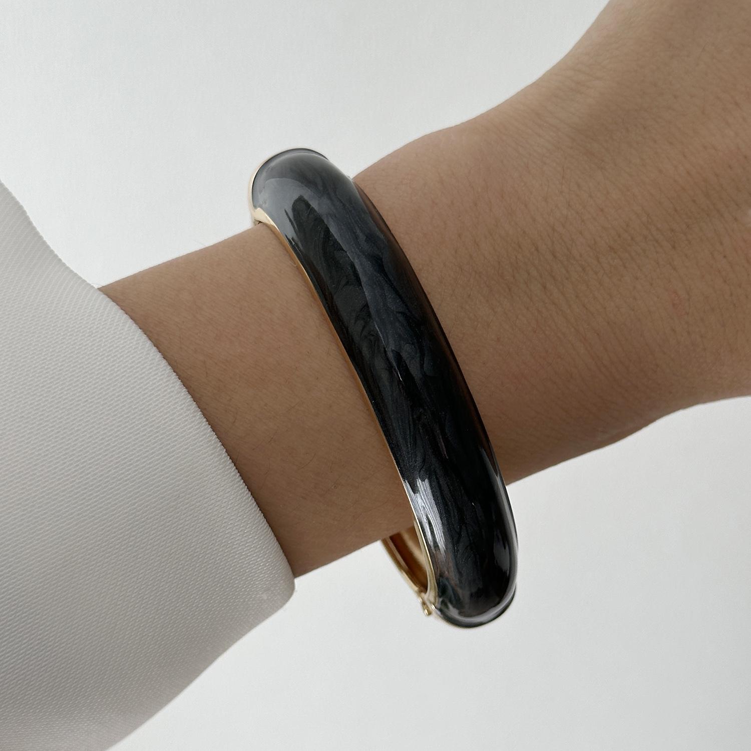 Vintage Punk White Black Enamel Dripping Oil Bangles For Women Exaggerated Geometric Bracelets Party Personality Jewelry Gift
Vintage Punk White Black Enamel Dripping Oil Bangles For Women Exaggerated Geometric Bracelets Party Personality Jewelry Gift