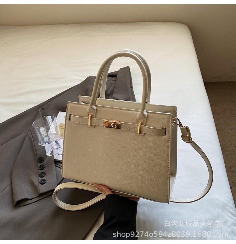 Large capacity mother s fashion temperament bag women s 2025 new middle-aged women s handbag shoulder messenger bag белый
Large capacity mother s fashion temperament bag women s 2025 new middle-aged women s handbag shoulder messenger bag белый