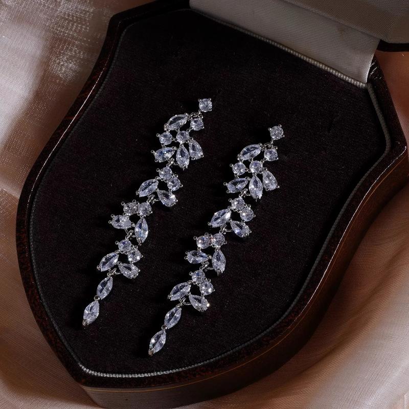 Silver needle zircon water drop fringed earrings women s niche light luxury design temperament earrings versatile exquisite fashion earrings
Silver needle zircon water drop fringed earrings women s niche light luxury design temperament earrings versatile exquisite fashion earrings
