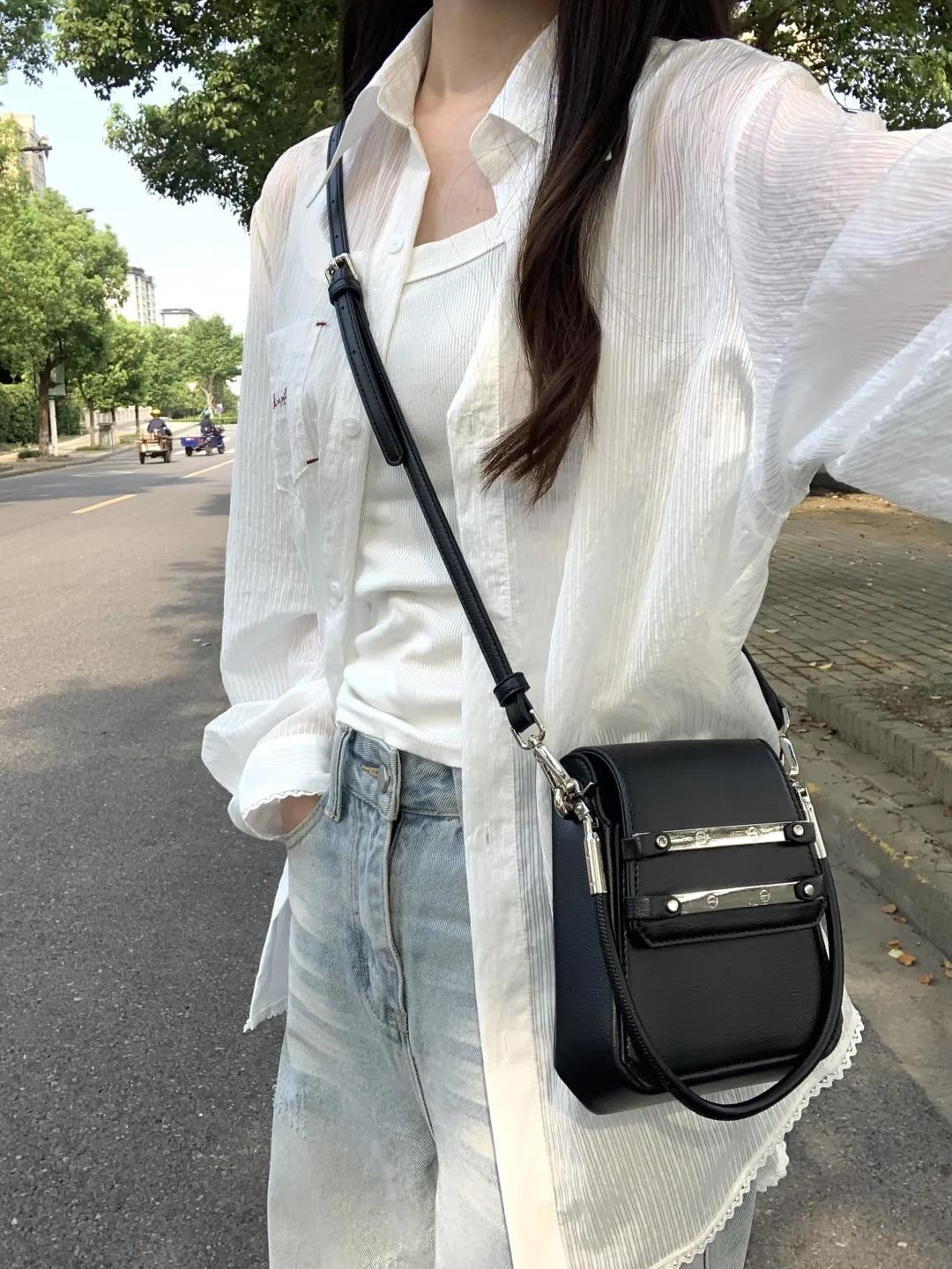 Niche design retro handbag 2024 new exquisite high-end unisex messenger small bag mobile phone bag чорний
Niche design retro handbag 2024 new exquisite high-end unisex messenger small bag mobile phone bag чорний