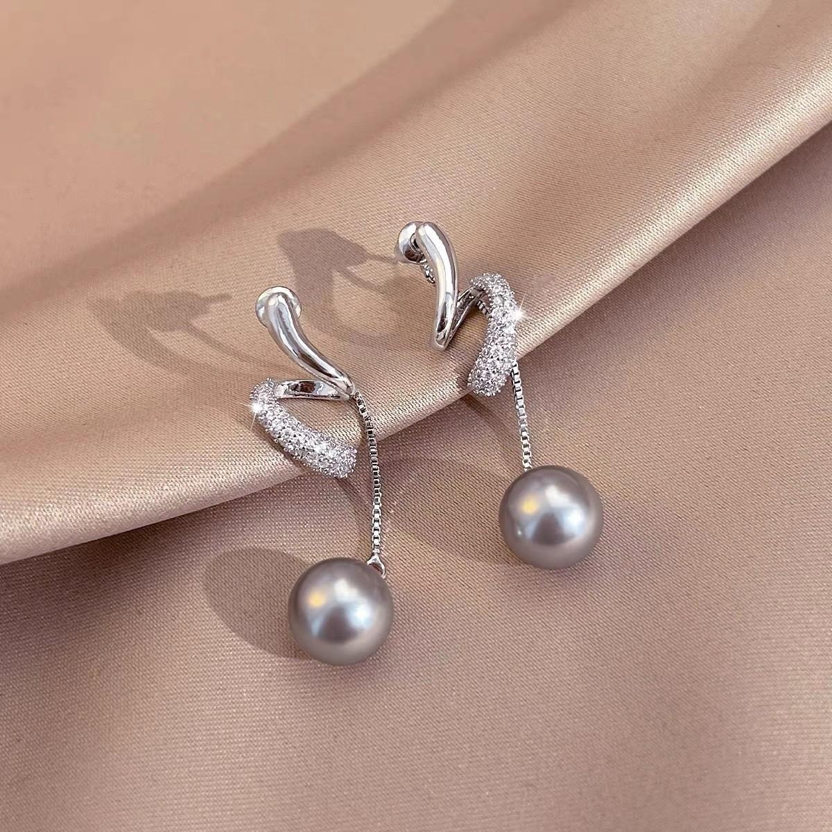 Explosive light luxury diamond-encrusted long tassel linen gray pearl earrings design sense earrings premium ears срібний
Explosive light luxury diamond-encrusted long tassel linen gray pearl earrings design sense earrings premium ears срібний