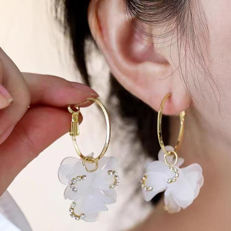 Korean Style Sweet Acrylic Petal Earrings - High-End Versatile Design білий
Korean Style Sweet Acrylic Petal Earrings - High-End Versatile Design білий