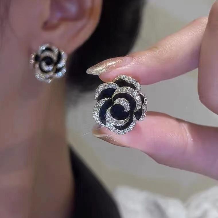 Серьги с бриллиантами и цветком камелии. Симпатичные и модные серьги.
Серьги с бриллиантами и цветком камелии. Симпатичные и модные серьги.