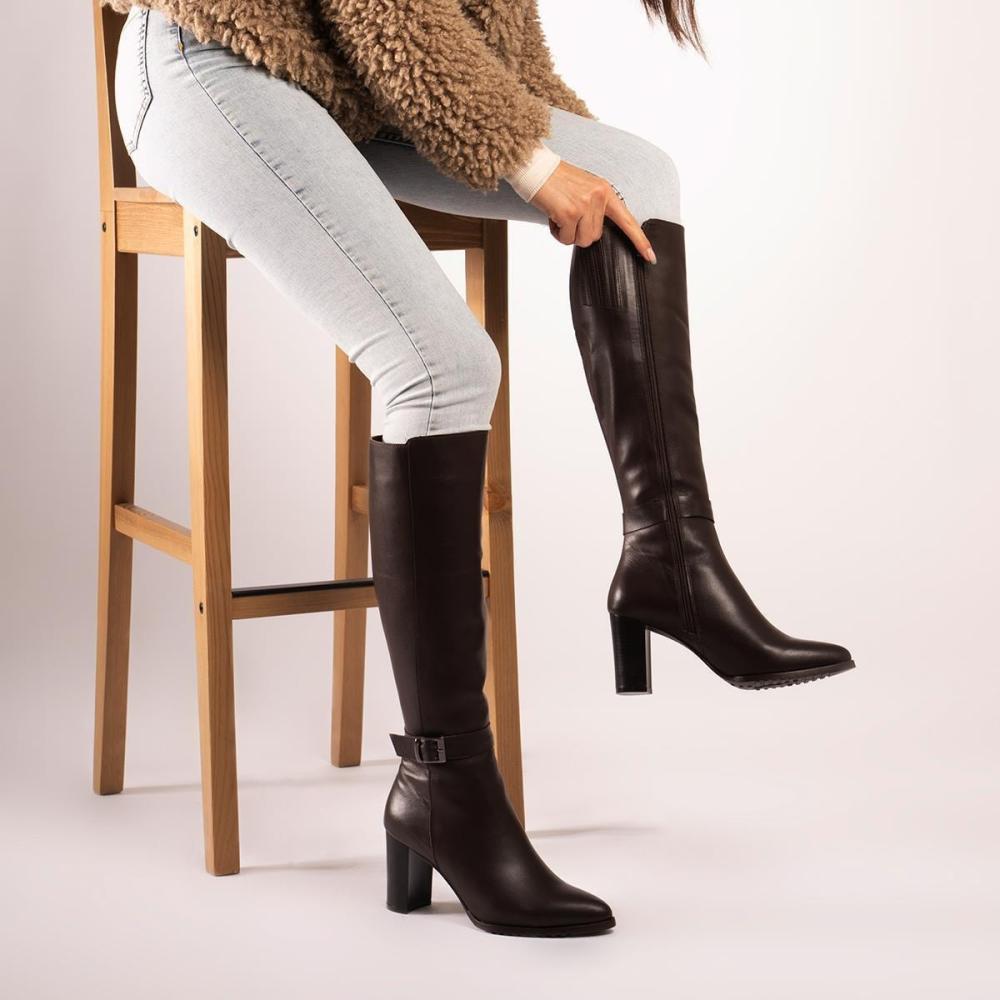 Женские сапоги из натуральной кожи с острым носком на каблуке и застежкой-молнией
Женские сапоги из натуральной кожи с острым носком на каблуке и застежкой-молнией