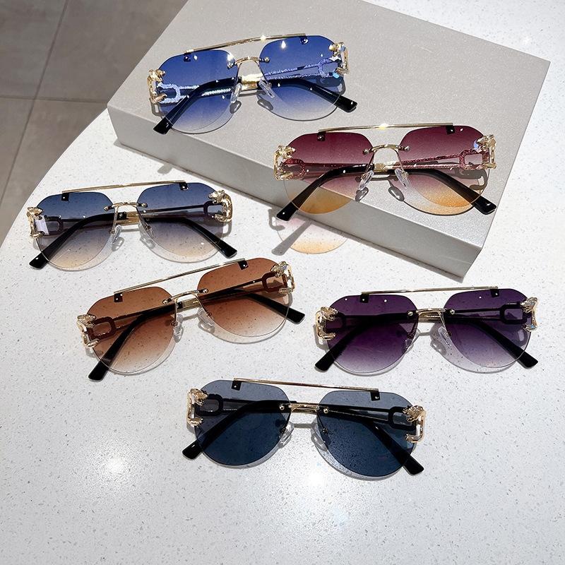 7 Colors Women Luxury Leopard Sunglasses Unisex Large Frame Gradient Sun Glasses Trendy Men s Travel UV400 Goggle Shades
7 Colors Women Luxury Leopard Sunglasses Unisex Large Frame Gradient Sun Glasses Trendy Men s Travel UV400 Goggle Shades