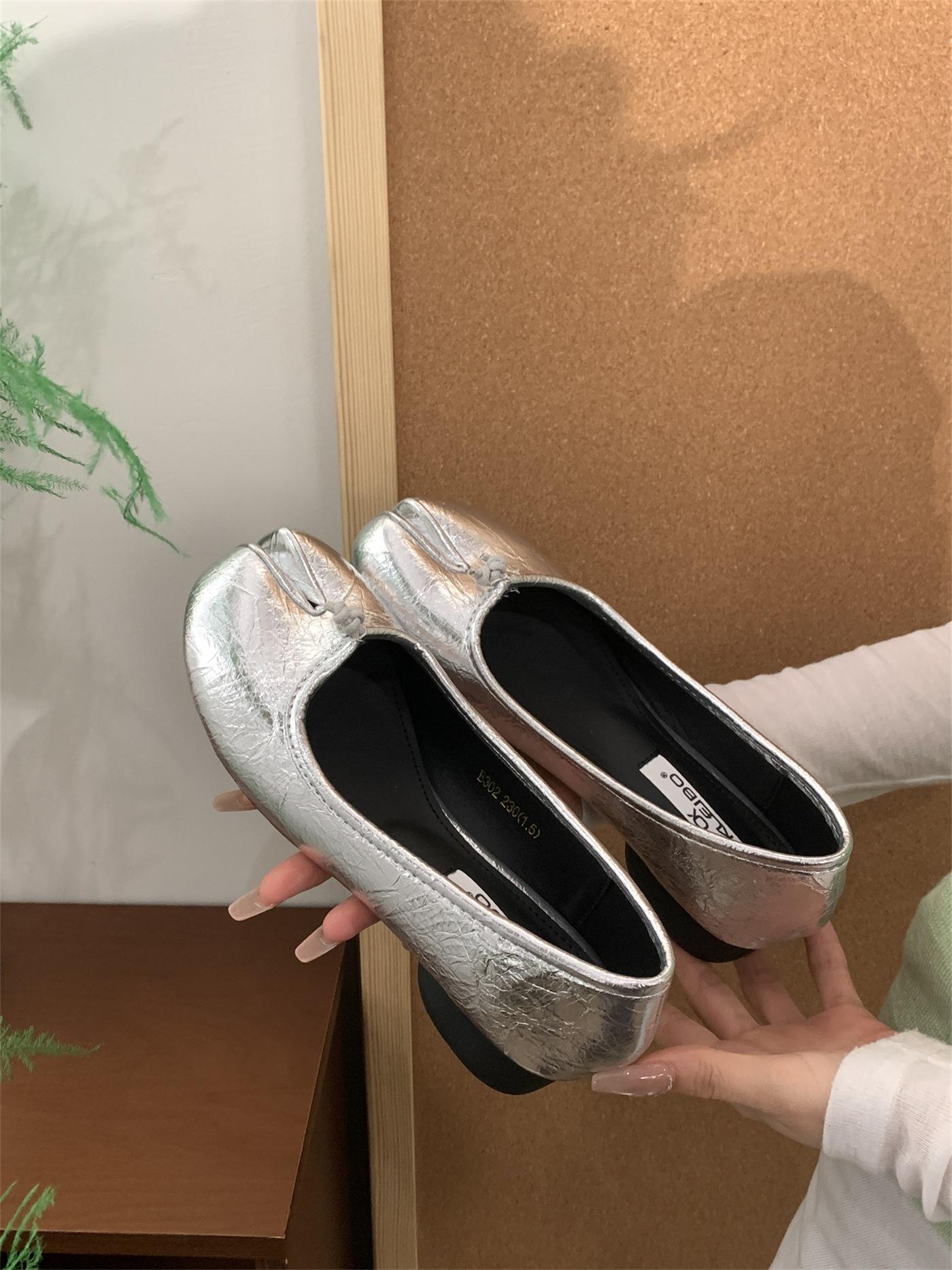 French flat-bottomed pig s trotters split-toed shoes female 2025 spring new fairy versatile commuter shallow mouth soft-soled Doudou single shoes 39 срібний
French flat-bottomed pig s trotters split-toed shoes female 2025 spring new fairy versatile commuter shallow mouth soft-soled Doudou single shoes 39 срібний