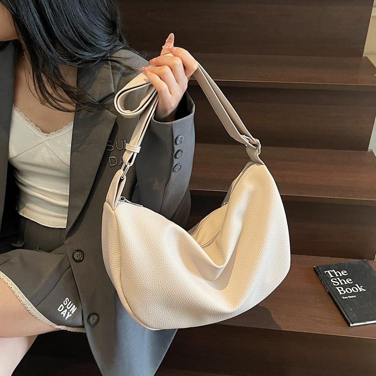 Premium texture niche underarm bag women s 2025 new trendy retro shoulder messenger bag versatile dumpling bag чорний
Premium texture niche underarm bag women s 2025 new trendy retro shoulder messenger bag versatile dumpling bag чорний