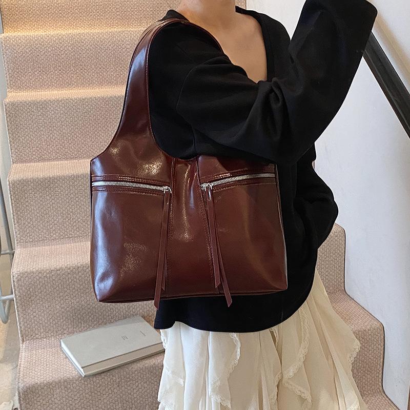 2025 retro large-capacity bag women s bag spring and summer new high-end shoulder underarm bag tote bag
2025 retro large-capacity bag women s bag spring and summer new high-end shoulder underarm bag tote bag