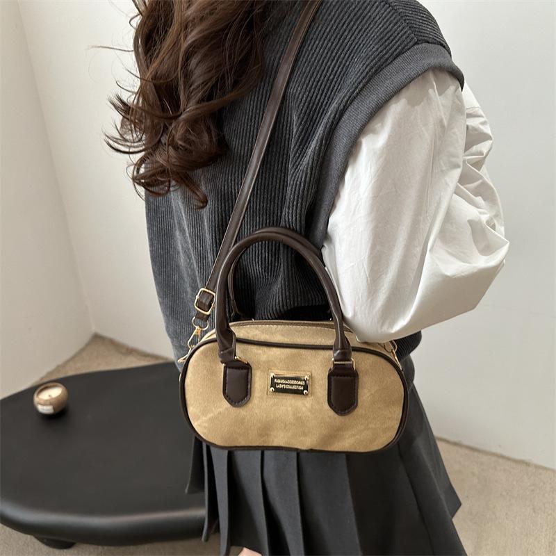 Autumn and winter new niche handbag women s daily simple bowling bag shoulder bag сірий колір
Autumn and winter new niche handbag women s daily simple bowling bag shoulder bag сірий колір