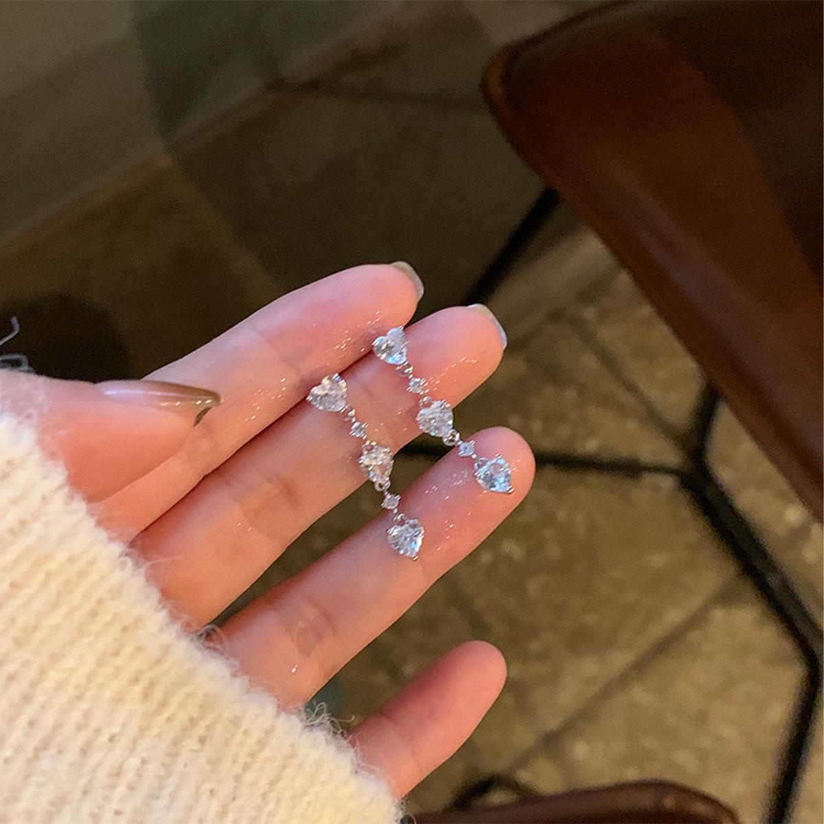 Light luxury, sweet and cool love, fringed stud earrings, niche design, earrings, earrings ins wind, no ear clips.
Light luxury, sweet and cool love, fringed stud earrings, niche design, earrings, earrings ins wind, no ear clips.