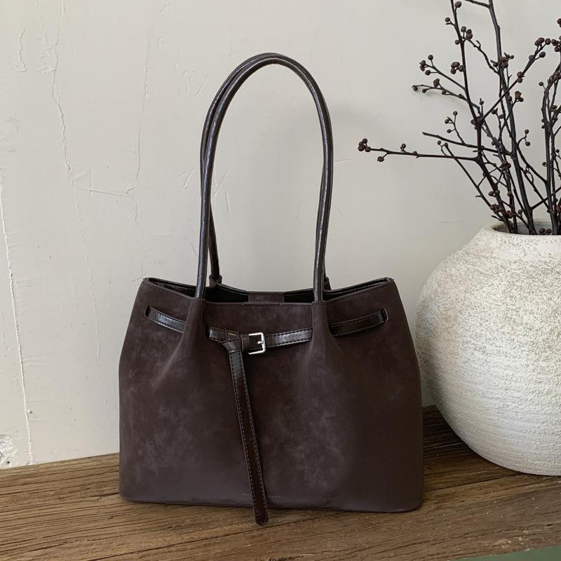 Simple and fashionable tote bag New deerskin velvet casual commuter underarm bag European and American retro versatile shoulder bag
Simple and fashionable tote bag New deerskin velvet casual commuter underarm bag European and American retro versatile shoulder bag