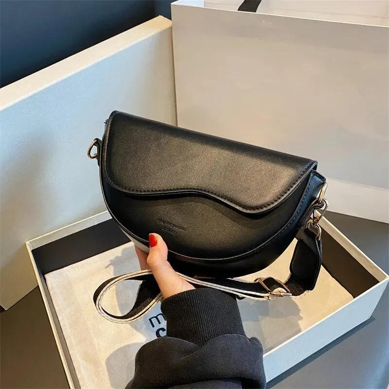 Woman Bag Elegant Women Vintage Solid Color Flap Small Saddle Shoulder Underarm Bag Fashion Pu Leather Wide Strap Crossbody Bag чёрный
Woman Bag Elegant Women Vintage Solid Color Flap Small Saddle Shoulder Underarm Bag Fashion Pu Leather Wide Strap Crossbody Bag чёрный