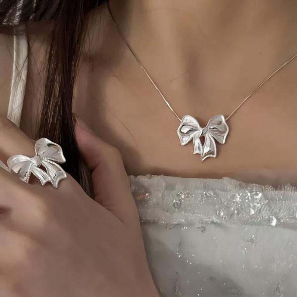 Women s S925 Sterling Silver Big Ribbon Point Necklace necklace
Women s S925 Sterling Silver Big Ribbon Point Necklace necklace