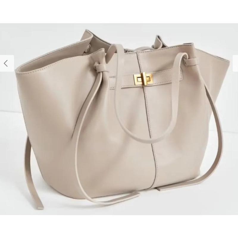 Korean Version Fashion Essential for Commuting To Work, Large Capacity Tote Handbag, Underarm Simple Casual Women s Bag
Korean Version Fashion Essential for Commuting To Work, Large Capacity Tote Handbag, Underarm Simple Casual Women s Bag