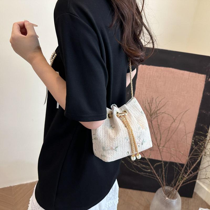 Straw fashion strap chain bag women s seasonal new shoulder messenger bag niche design bucket bag weaving trend білий
Straw fashion strap chain bag women s seasonal new shoulder messenger bag niche design bucket bag weaving trend білий