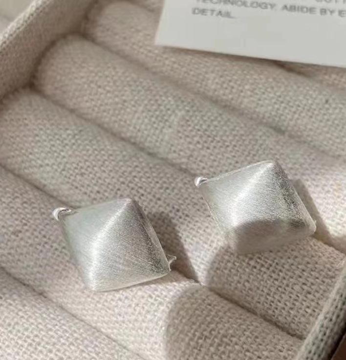S925 Sterling Silver Rhombus Brushed Earrings: 2023 Trendy European & American Light Luxury Ear Cuffs for Women 925 Silver
S925 Sterling Silver Rhombus Brushed Earrings: 2023 Trendy European & American Light Luxury Ear Cuffs for Women 925 Silver