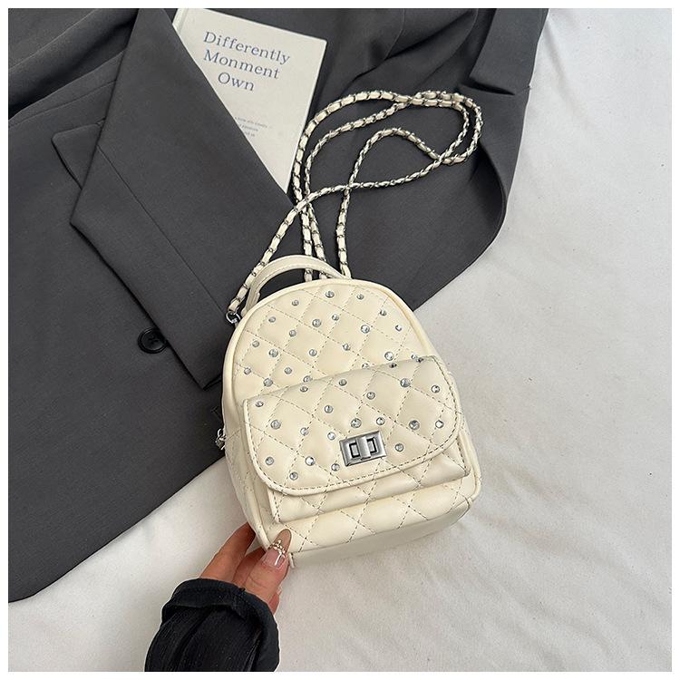 Премиальный нишевый рюкзак с бриллиантами, женский, 2025, новая мода, универсальная сумка для поездок на работу, на плечо, дорожная сумка, тренд белый
Премиальный нишевый рюкзак с бриллиантами, женский, 2025, новая мода, универсальная сумка для поездок на работу, на плечо, дорожная сумка, тренд белый