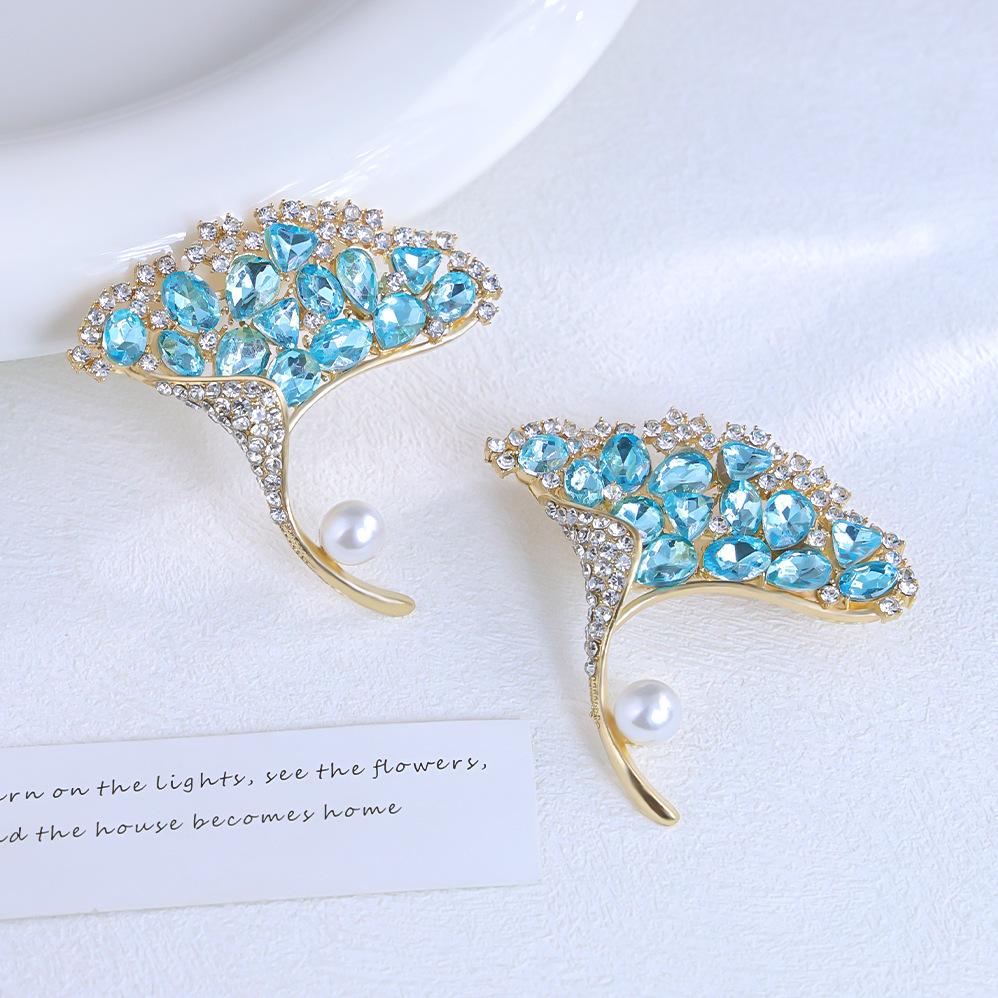 Design sense Korean temperament Dream blue temperament Ginkgo biloba brooch Elegant, exquisite and fresh versatile coat brooch
Design sense Korean temperament Dream blue temperament Ginkgo biloba brooch Elegant, exquisite and fresh versatile coat brooch