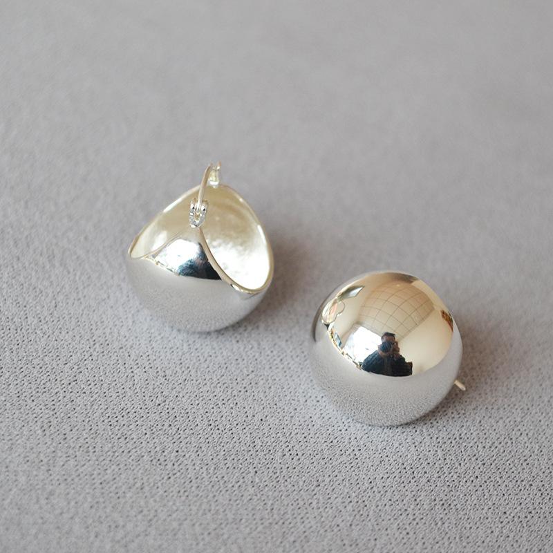 Серьги из латуни с золотым покрытием в стиле ретро, преувеличенные полые круглые шарики, простые, модные, темпераментные, женские
Серьги из латуни с золотым покрытием в стиле ретро, преувеличенные полые круглые шарики, простые, модные, темпераментные, женские