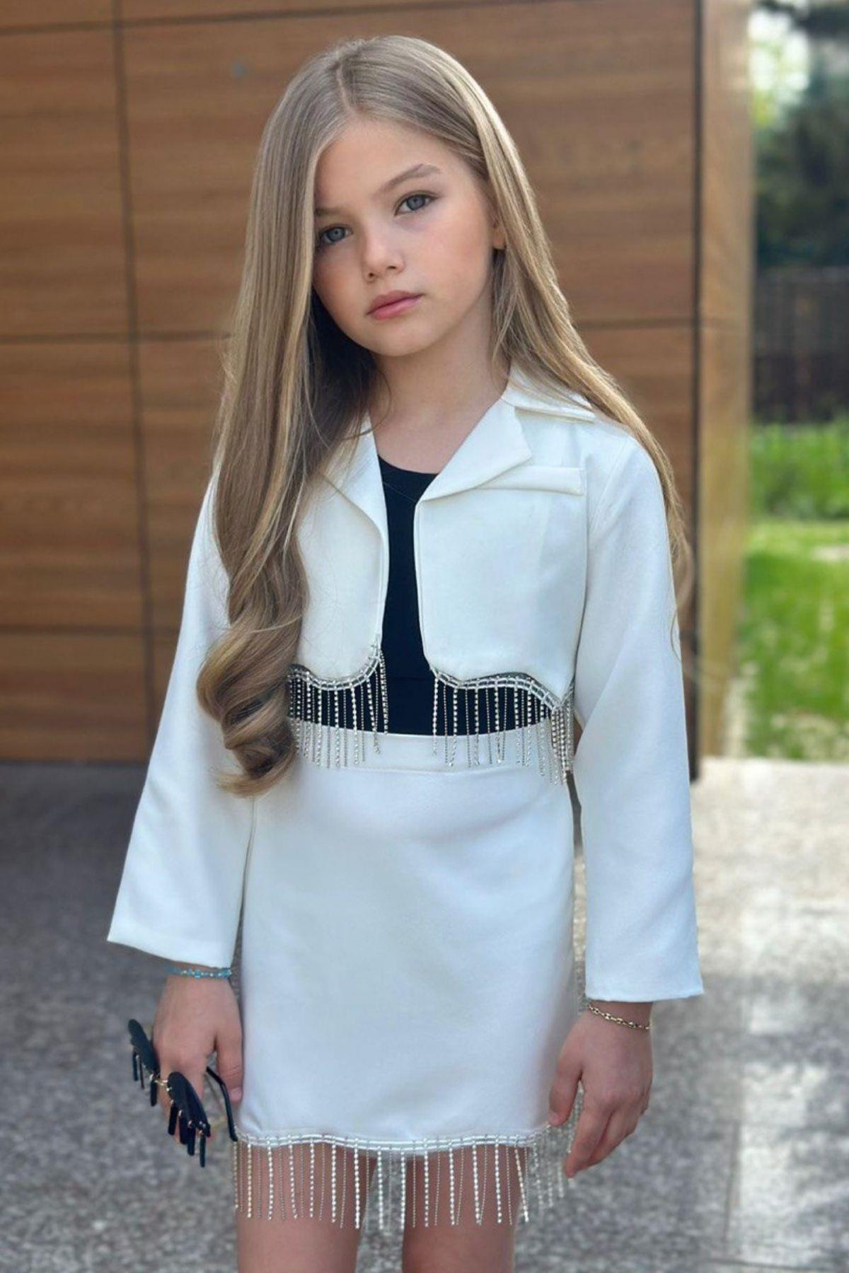 Пиджак для девочки и белый укороченный костюм-юбка с бахромой
Пиджак для девочки и белый укороченный костюм-юбка с бахромой