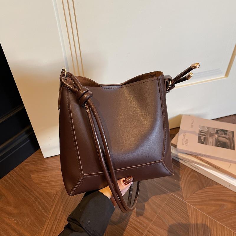 New Fashi Large Capacity Shoulder Bag Women Simple Crossbody Handle Bucket Bag Retro Style Versatile Texture Composite Bag
New Fashi Large Capacity Shoulder Bag Women Simple Crossbody Handle Bucket Bag Retro Style Versatile Texture Composite Bag