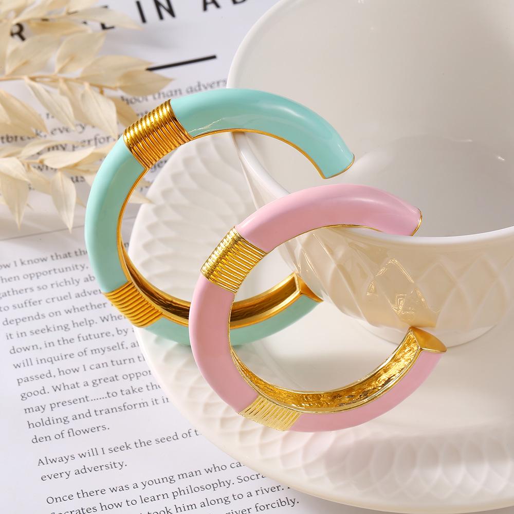 French Retro Drip Oil Ridge Pattern Titanium Steel Bangle for Women - Fashionable and Unique Design
French Retro Drip Oil Ridge Pattern Titanium Steel Bangle for Women - Fashionable and Unique Design