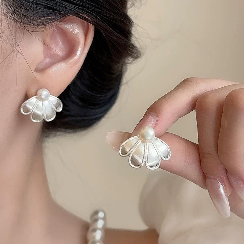 Ear clips New Chinese style silver brushed petal pearl stud earrings Women s no ear piercings High sense niche mosquito coil disc earrings
Ear clips New Chinese style silver brushed petal pearl stud earrings Women s no ear piercings High sense niche mosquito coil disc earrings