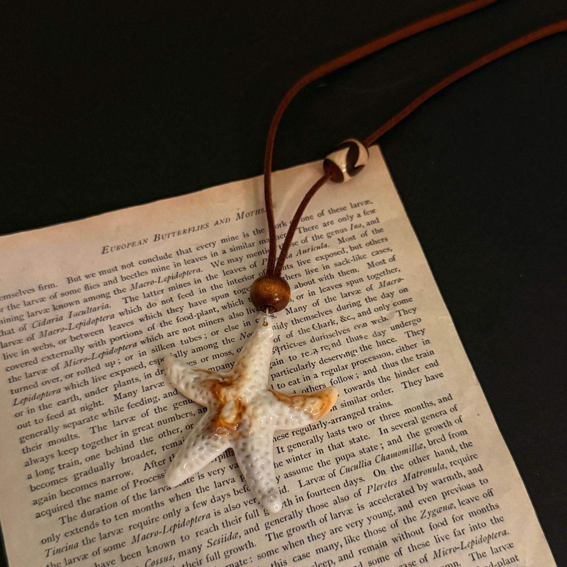 Ожерелье с подвеской из смолы в виде морской звезды и деревянных бусин, простое, темпераментное, универсальное, цепочка до ключицы, модная нишевая бижутерия высокого класса
Ожерелье с подвеской из смолы в виде морской звезды и деревянных бусин, простое, темпераментное, универсальное, цепочка до ключицы, модная нишевая бижутерия высокого класса