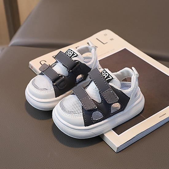 Детская обувь Летние детские спортивные сандалии Дышащая сетчатая обувь для мальчиков Корейская версия Полые туфли для девочек Детская обувь 22 серый