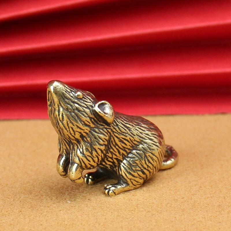 Креативная латунная цельная фигурка Зодиакальная Крыса из чистой меди ручной работы, мышка, безделушка для гостиной, подарок, талисман года Крысы
Креативная латунная цельная фигурка Зодиакальная Крыса из чистой меди ручной работы, мышка, безделушка для гостиной, подарок, талисман года Крысы