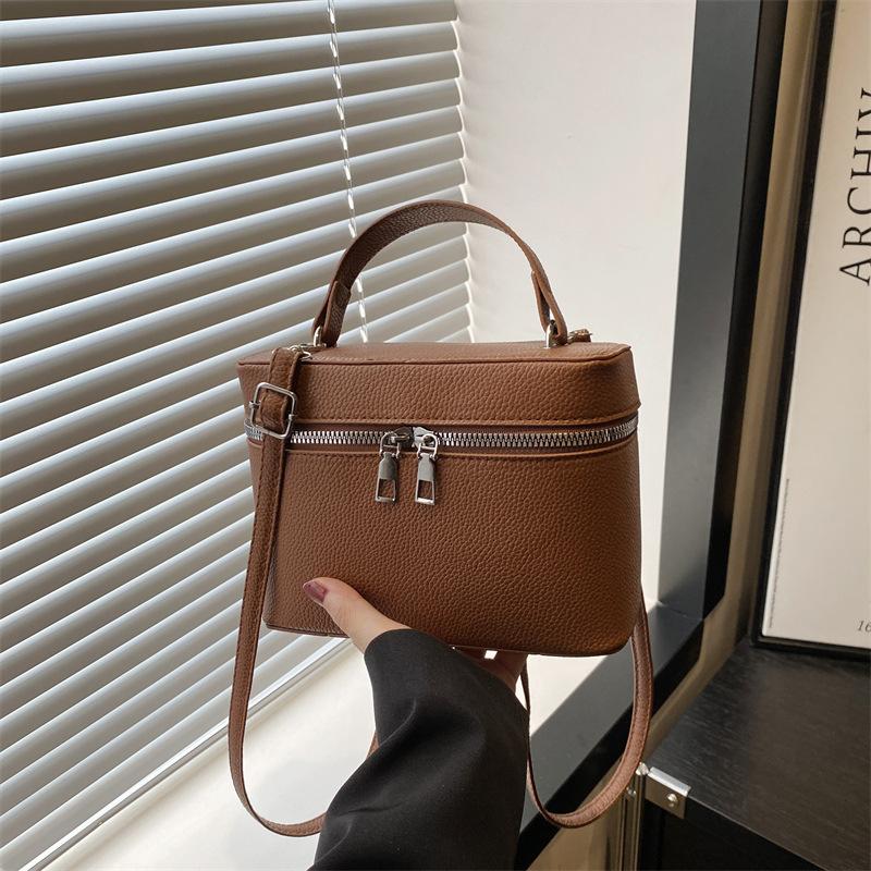 Летняя универсальная однотонная повседневная сумка-коробка, маленькая квадратная сумка, высокая текстура, темперамент, портативная на плечо, сумка-мессенджер, женская сумка коричневый
Летняя универсальная однотонная повседневная сумка-коробка, маленькая квадратная сумка, высокая текстура, темперамент, портативная на плечо, сумка-мессенджер, женская сумка коричневый