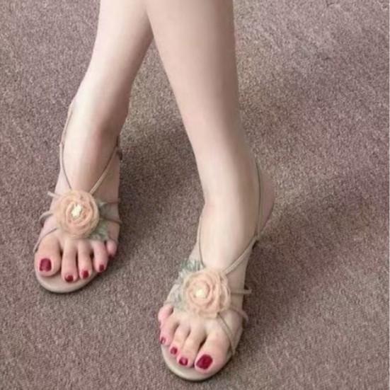 2025 new fairy cat heel French retro camellia one-word buckle with open-toed stiletto sandals small high heels women 35
2025 new fairy cat heel French retro camellia one-word buckle with open-toed stiletto sandals small high heels women 35