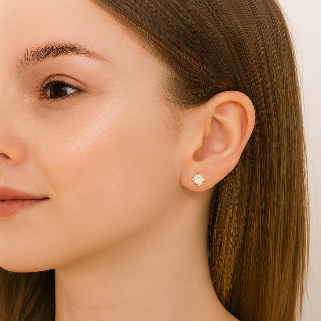 Classic Solitaire Stud Earrings - Sterling Silver Gold Plated
Classic Solitaire Stud Earrings - Sterling Silver Gold Plated