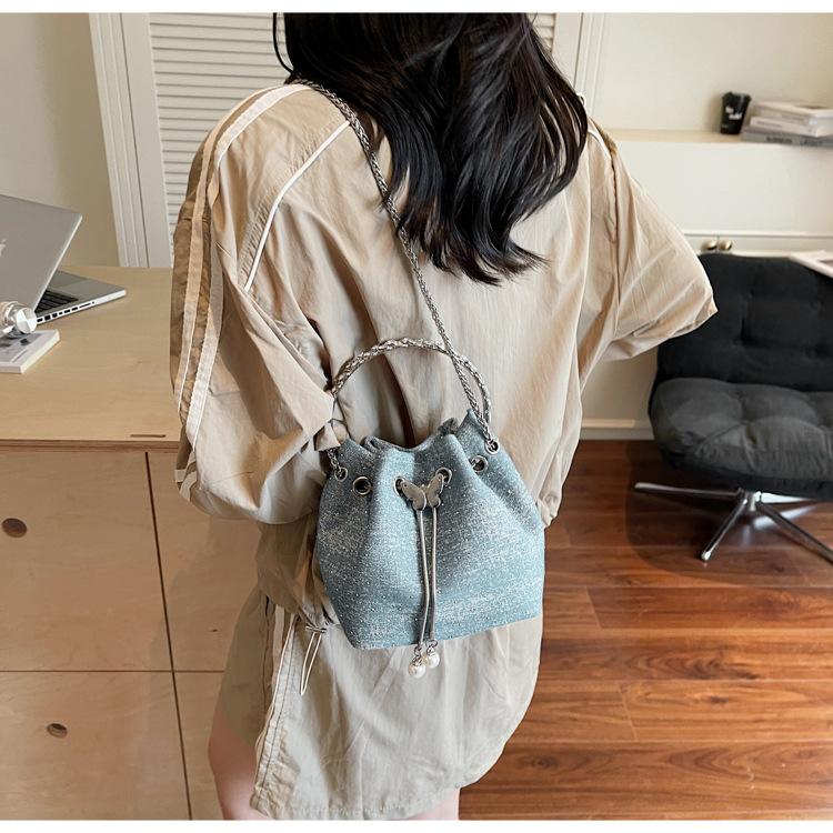 Niche design bag women s 2025 new fashion high-end single shoulder messenger bag pleated woven cloud bag чёрный
Niche design bag women s 2025 new fashion high-end single shoulder messenger bag pleated woven cloud bag чёрный