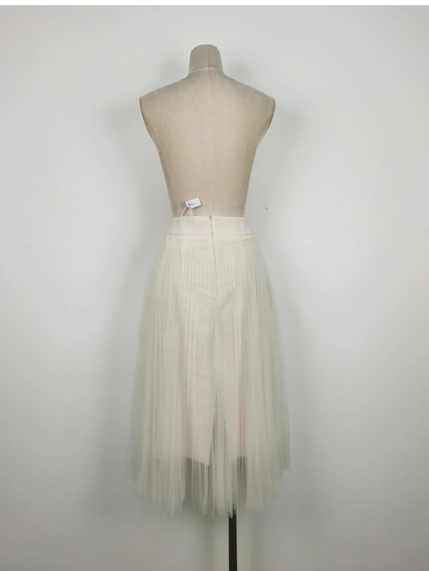 Комплект из вьетнамского дизайнерского топа на одно плечо с длинными рукавами и плиссированной сетчатой юбки Medium
Комплект из вьетнамского дизайнерского топа на одно плечо с длинными рукавами и плиссированной сетчатой юбки Medium