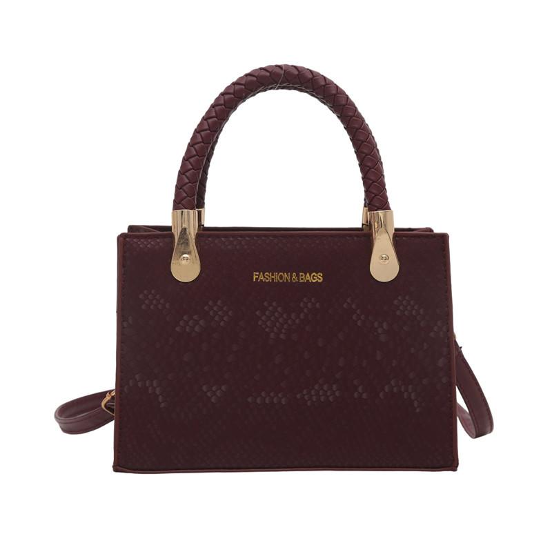 Hand bag women s spring and summer new version fashion trendy small square bag texture simple casual messenger bag червоний
Hand bag women s spring and summer new version fashion trendy small square bag texture simple casual messenger bag червоний