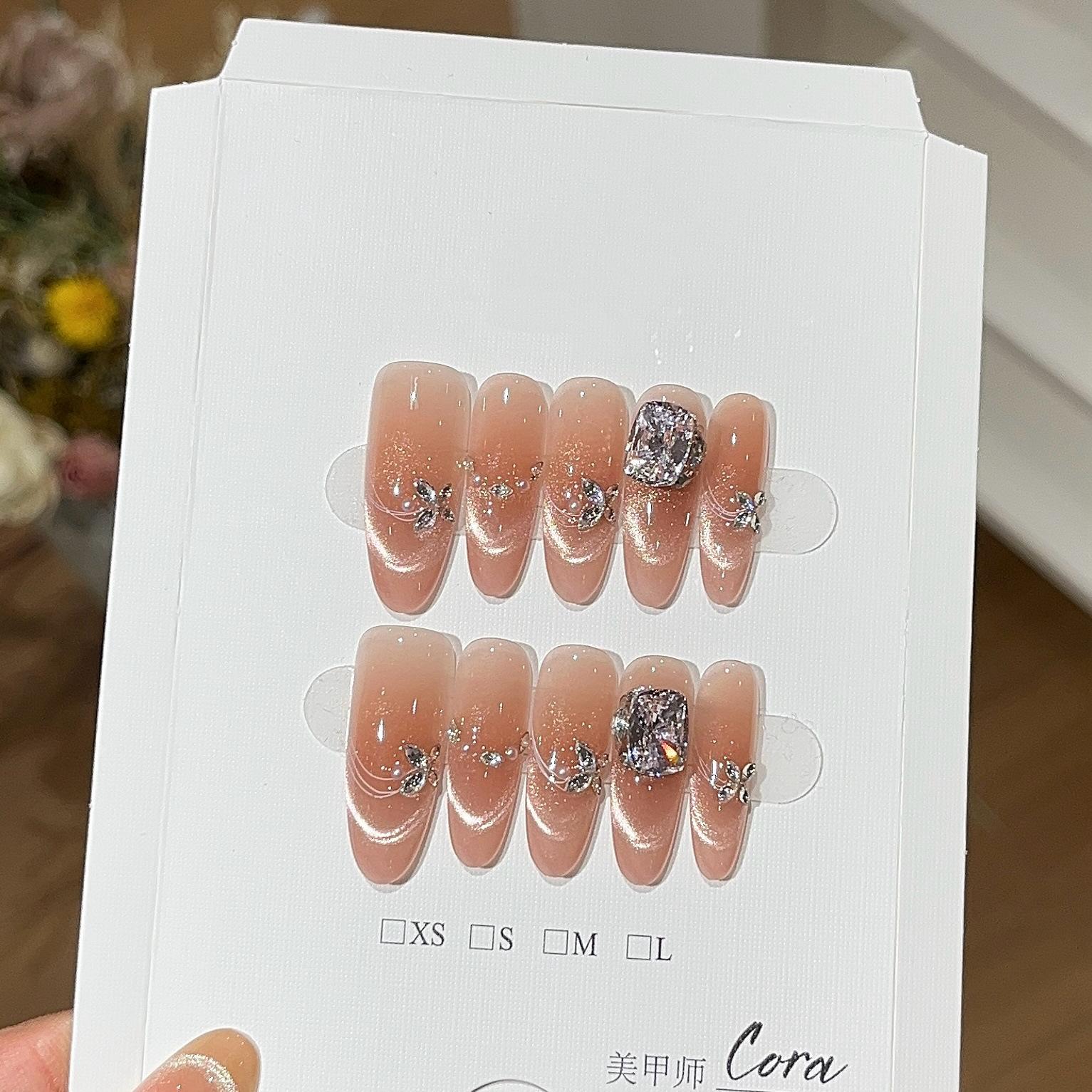 Ежедневные универсальные персиковые серьги-гвоздики с французским кошачьим глазом и жемчужинами в виде улыбки, дополненные просверленной броней L
Ежедневные универсальные персиковые серьги-гвоздики с французским кошачьим глазом и жемчужинами в виде улыбки, дополненные просверленной броней L