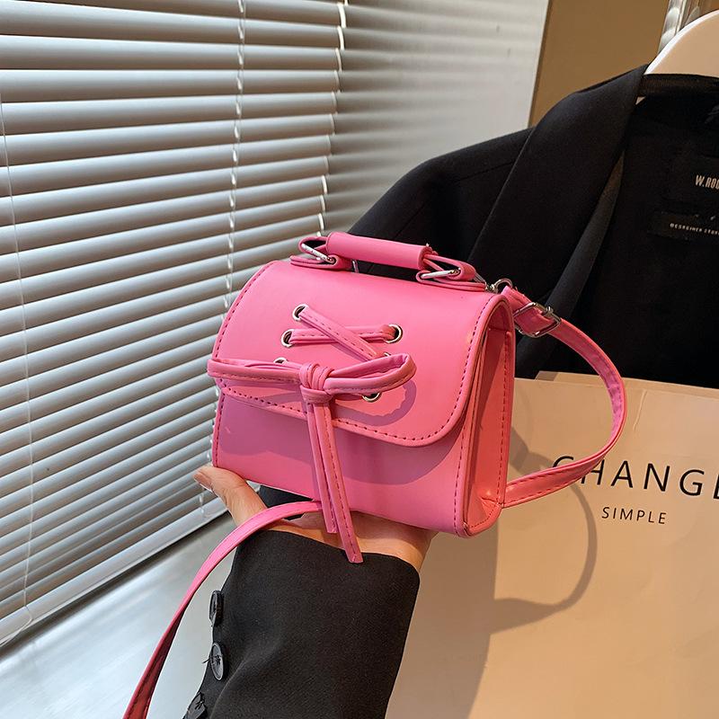 Women s bag 2024 new European and American style lace-up pull-out bow handbag college style commuter messenger bag women рожевий
Women s bag 2024 new European and American style lace-up pull-out bow handbag college style commuter messenger bag women рожевий