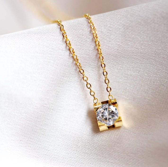 Элегантное женское ожерелье с квадратной подвеской из муассанита и цепочкой из титановой стали
Элегантное женское ожерелье с квадратной подвеской из муассанита и цепочкой из титановой стали