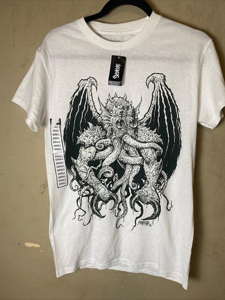 SAWBLADE 666 Cthulhu Creature White Streetwear Graphic Tee SZ XL-NWT Unisex T-Shirt XXXXL
SAWBLADE 666 Cthulhu Creature White Streetwear Graphic Tee SZ XL-NWT Unisex T-Shirt XXXXL