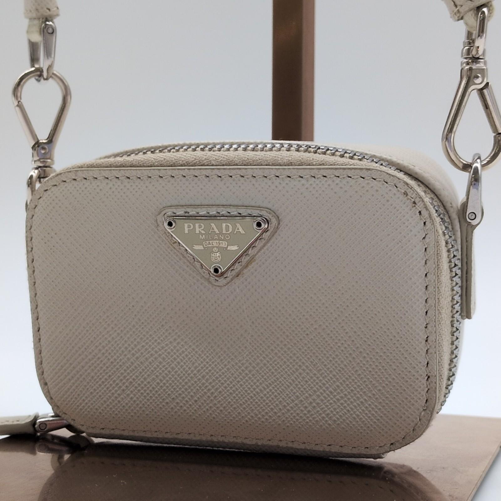 PRADA Сумка через плече Гаманець Міні-клатч Кросбоді Шкіра Саффіано Біла 2TT105 Жіноча Трикутна Пластинка з Логотипом
PRADA Сумка через плече Гаманець Міні-клатч Кросбоді Шкіра Саффіано Біла 2TT105 Жіноча Трикутна Пластинка з Логотипом