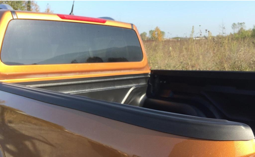 Накладка на кант борта (2 шт) для Nissan Navara/NP300 2016- гг 
Накладка на кант борта (2 шт) для Nissan Navara/NP300 2016- гг