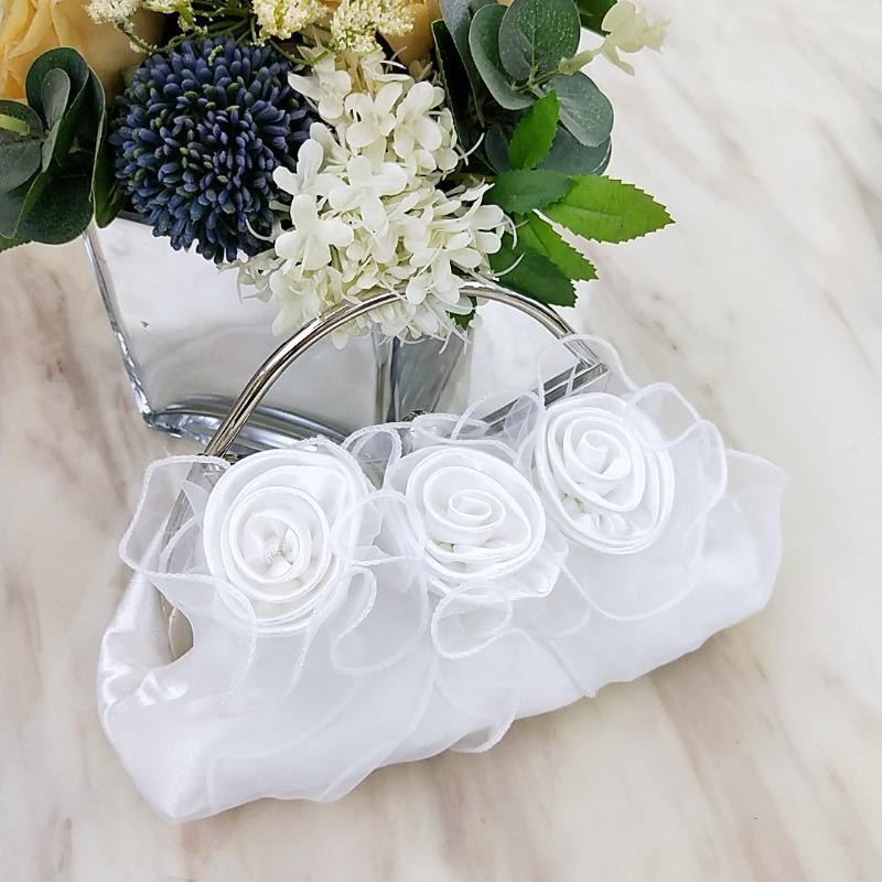 Retro pearl hand carry dinner bag, new rose flower bag, female banquet bag, fairy messenger handbag.
Retro pearl hand carry dinner bag, new rose flower bag, female banquet bag, fairy messenger handbag.