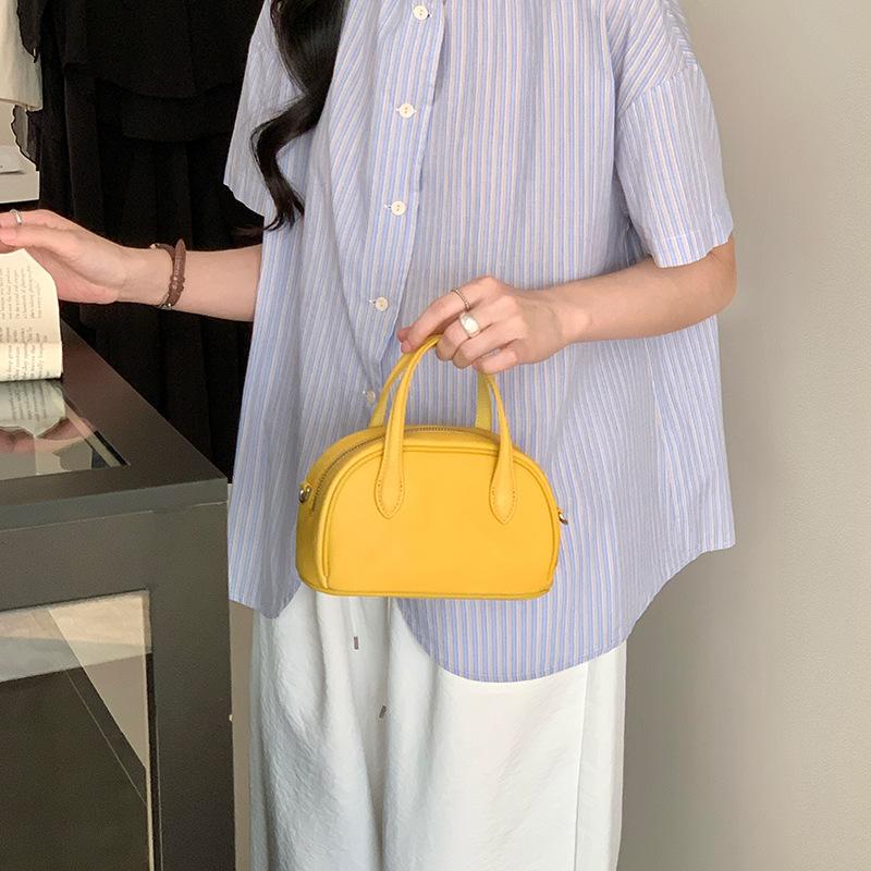Leather shoulder crossbody Boston bag new Korean version niche retro portable real cowhide bowling bag Length 20, thickness 9, height 11 cm жовтий
Leather shoulder crossbody Boston bag new Korean version niche retro portable real cowhide bowling bag Length 20, thickness 9, height 11 cm жовтий