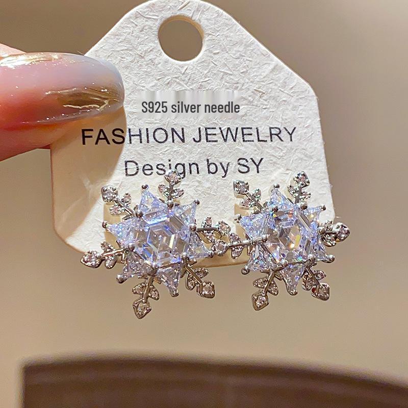 14K Gold-Plated Zircon Snowflake Stud Earrings - Minimalist, Versatile, and Luxurious for Women
14K Gold-Plated Zircon Snowflake Stud Earrings - Minimalist, Versatile, and Luxurious for Women