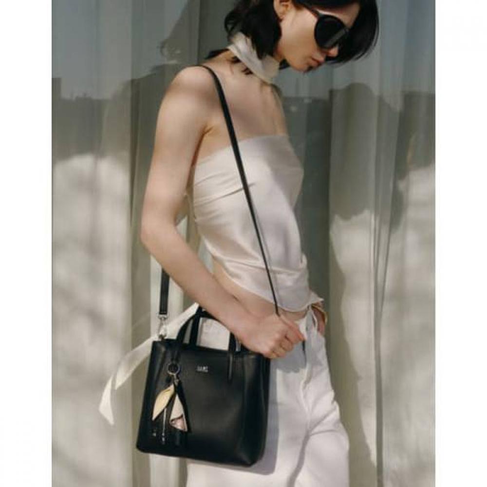 DakS Black Leather Flower Charm Tote Bag S Dcba6f555bk Single option
DakS Black Leather Flower Charm Tote Bag S Dcba6f555bk Single option
