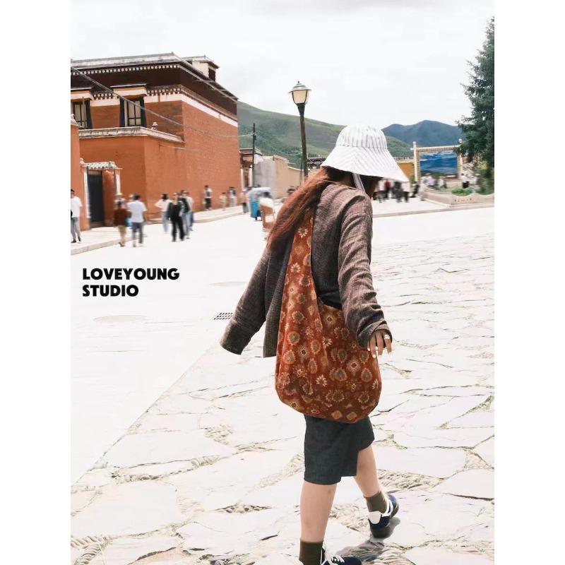 Loveyoug Go wandering in the mountains original retro vintage niche messenger bag pattern handmade cloth bag 2
Loveyoug Go wandering in the mountains original retro vintage niche messenger bag pattern handmade cloth bag 2
